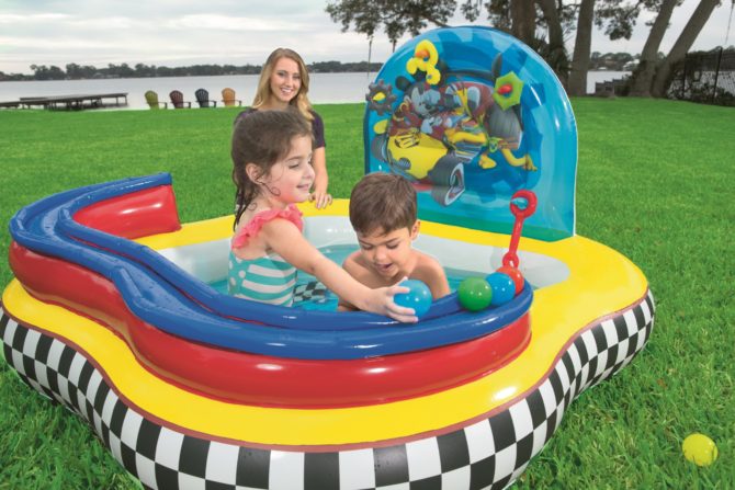 Piscina Hinchable Autoportante Infantil Bestway 157x91 cm 6 Bolas u 4 Anillos Hinchables Diseño Mickey and the Roadster Racers - Imagen 2