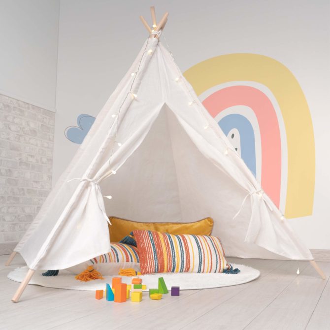 Tipi Infantil Montesori Robincool Koda 120x120x150 cm Plegable  Uso Interior y Exterior Fabricado en Tela Blanca Luces Alfombra - Imagen 2