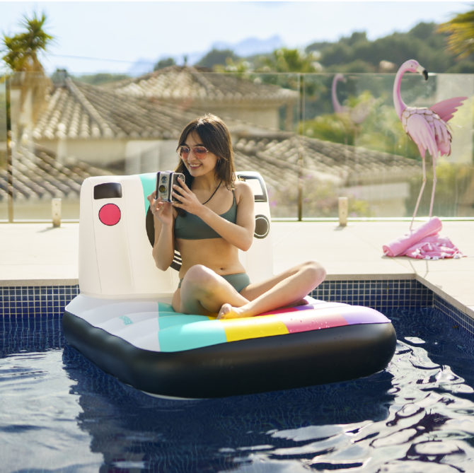 Colchoneta Hinchable para Playa o Piscina Bestway Pose n´float 127x102 cm con Diseño Multicolor en forma de Cámara de Fotos - Imagen 2